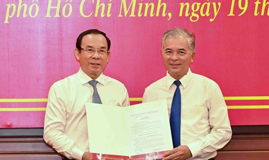 Bí thư Thành ủy TPHCM Nguyễn Văn Nên trao quyết định cho ông Ngô Minh Châu.  Ảnh: Việt Dũng