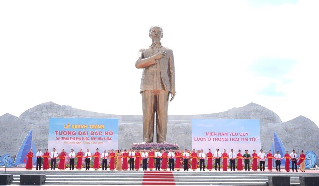 Các đại biểu cắt băng khánh thành tại buổi lễ. Ảnh: Xuân Nhi