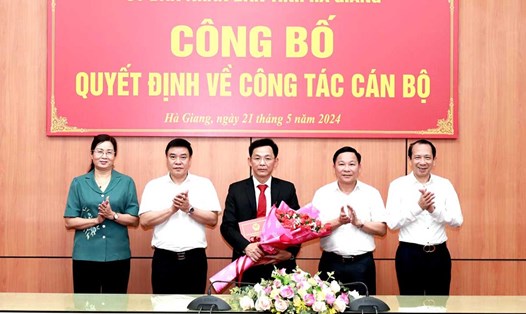 Lãnh đạo tỉnh Hà Giang tặng hoa chúc mừng tân Giám đốc Sở GDĐT Bùi Quang Trí. Ảnh: VGP

