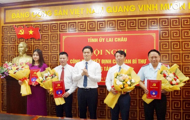 Phó Bí thư Thường trực Tỉnh ủy Lai Châu Vũ Mạnh Hà trao quyết định và tặng hoa cho các nhân sự được nhận quyết định chuẩn y của Ban Bí thư Trung ương Đảng. Ảnh: Đinh Thùy   