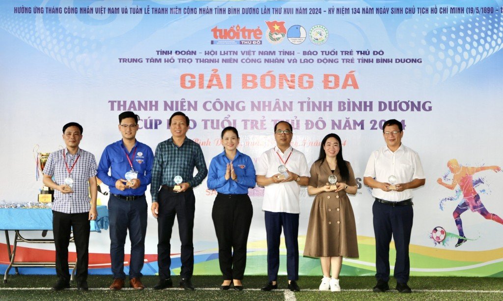 Thường trực Tỉnh đoàn Bình Dương tri ân các đơn vị tổ chức và đồng hành giải đấu. Ảnh: Ban tổ chức