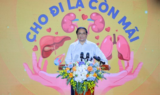 Thủ tướng Phạm Minh Chính phát biểu tại lễ phát động phong trào "Đăng ký hiến tặng mô, tạng cứu người - Cho đi là còn mãi" - Ảnh: VGP/Nhật Bắc