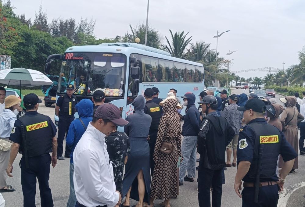 Rất đông người dân (là chủ căn hộ villa) tập trung tại khu cổng chính của khu nghỉ dưỡng FLC Sầm Sơn vào chiều ngày 17.5 Ảnh: Quách Du