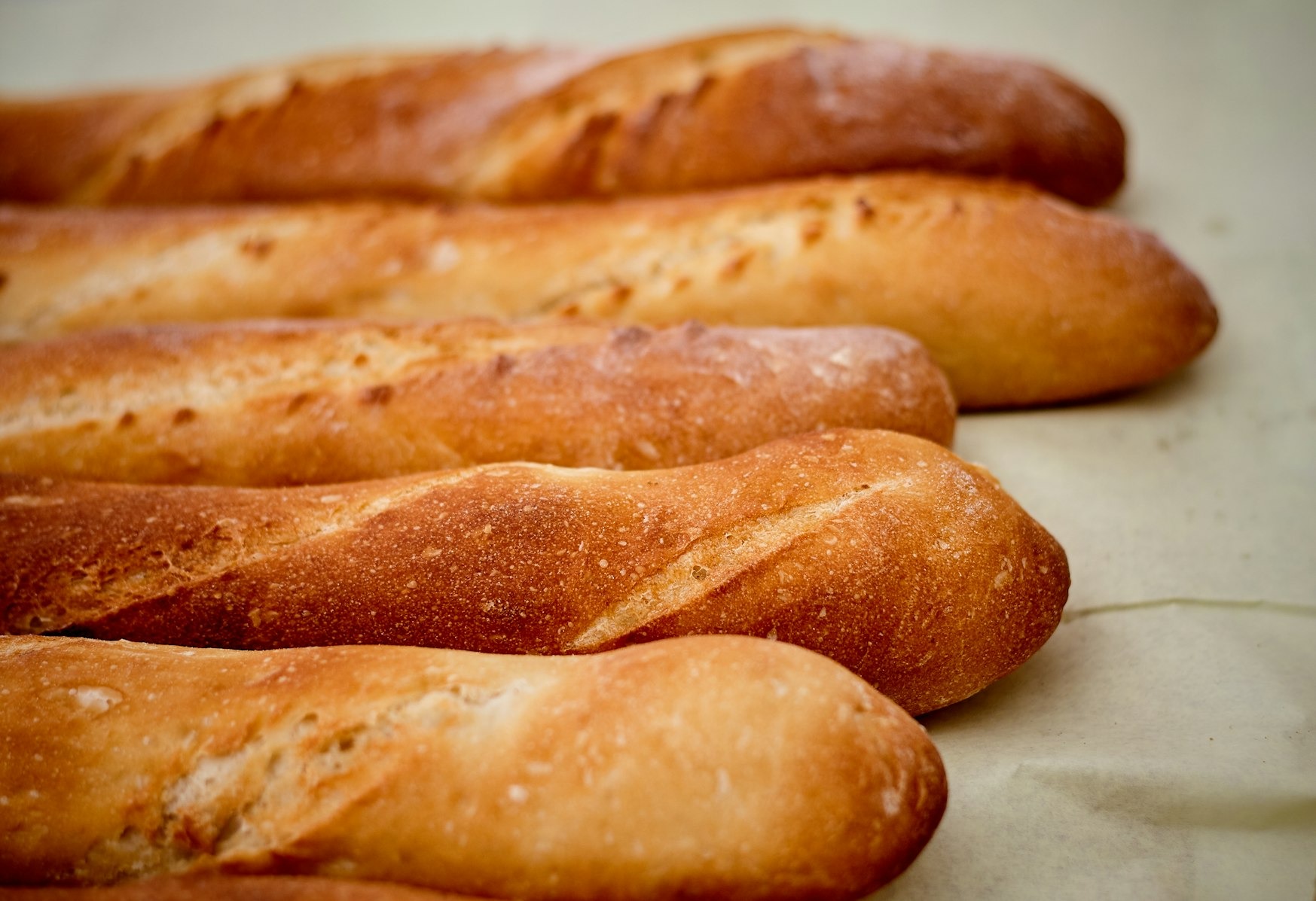 Tổng thống Pháp Emmanuel Macron từng mô tả bánh mì baguette là “250gr diệu kỳ và hoàn hảo”. Ảnh: Sergio Arze/Unsplash