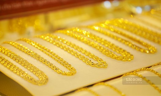 Thanh tra thát hiện các mẫu trang sức có hàm lượng vàng thấp khi thanh tra thị trường vàng. Ảnh: Phan Anh
