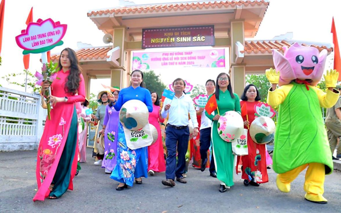 Đoàn diễu hành áo dài sen xuất phát từ Khu di tích Nguyễn Sinh Sắc. Ảnh: Ban tổ chức Lễ hội