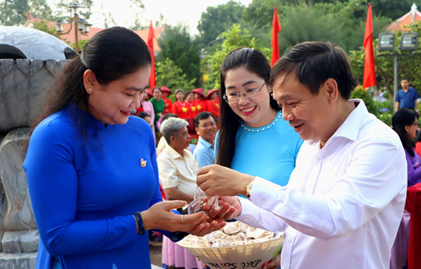 Dịp này Ban tổ chức Lễ hội sen đã trao 700 túi sen giống cho các đại biểu. Trong ảnh, Phó Bí thư Thường trực Tỉnh ủy, Chủ tịch HĐND tỉnh Đồng Tháp Phan Văn Thắng trao hạt sen giống cho bà Đỗ Thị Thu Thảo - Phó Chủ tịch Thường trực Hội Liên hiệp Phụ nữ Việt Nam. Ảnh: Ban tổ chức