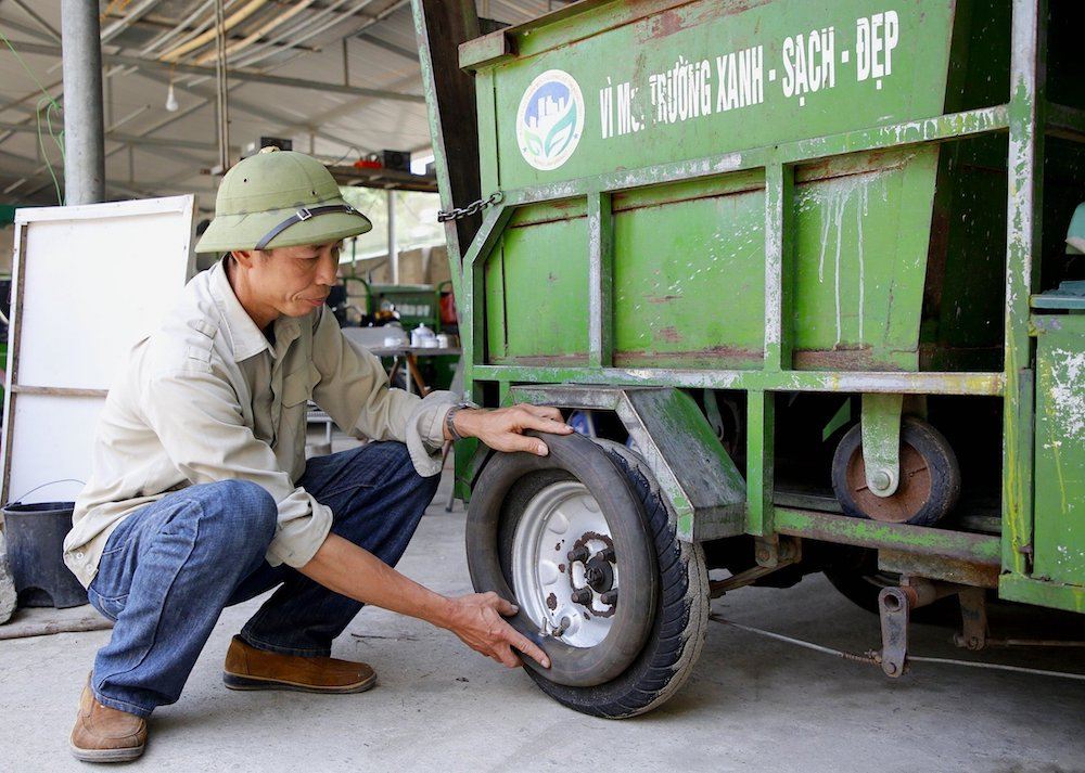 Lốp xe điện được ông thêm ruột, giúp xe vận hành êm ái, bền hơn. Ảnh: Công Sáng