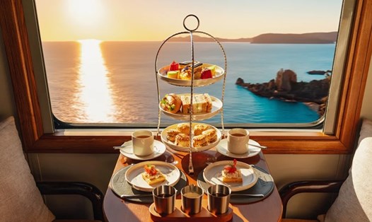 Những trải nghiệm sang trọng trên tàu trong chuyến đi Đà Nẵng - Quy Nhơn. Ảnh: Anantara