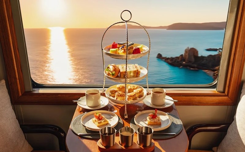 Những trải nghiệm sang trọng trên tàu trong chuyến đi Đà Nẵng - Quy Nhơn. Ảnh: Anantara