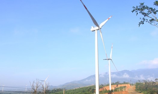 Các trụ điện gió của dự án Nhà máy điện gió Hướng Linh 2. Ảnh: Hưng Thơ.