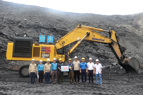Công đoàn Công ty Cổ phần Than Đèo Nai tặng quà công nhân lao động tiêu biểu xuất sắc. Ảnh: CĐ TKV