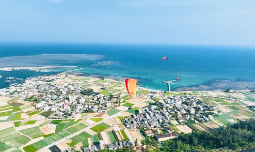 Bầu trời Lý Sơn tràn ngập những chiếc dù sặc sỡ. Ảnh: Hữu Danh