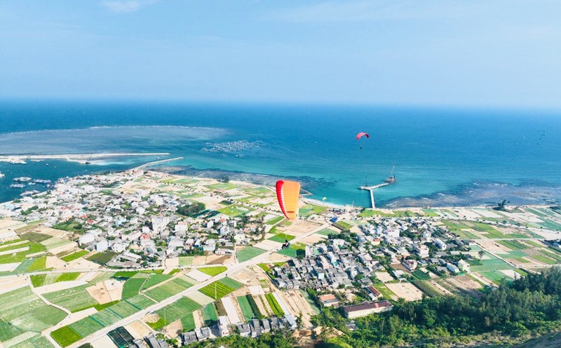 Bầu trời Lý Sơn tràn ngập những chiếc dù sặc sỡ. Ảnh: Hữu Danh