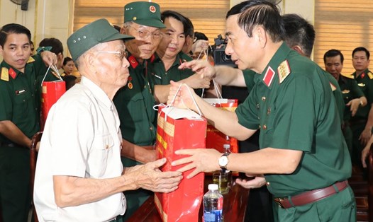 Đại tướng Phan Văn Giang tặng quà cho gia đình chính sách ở tỉnh Quảng Trị. Ảnh: Hưng Thơ.