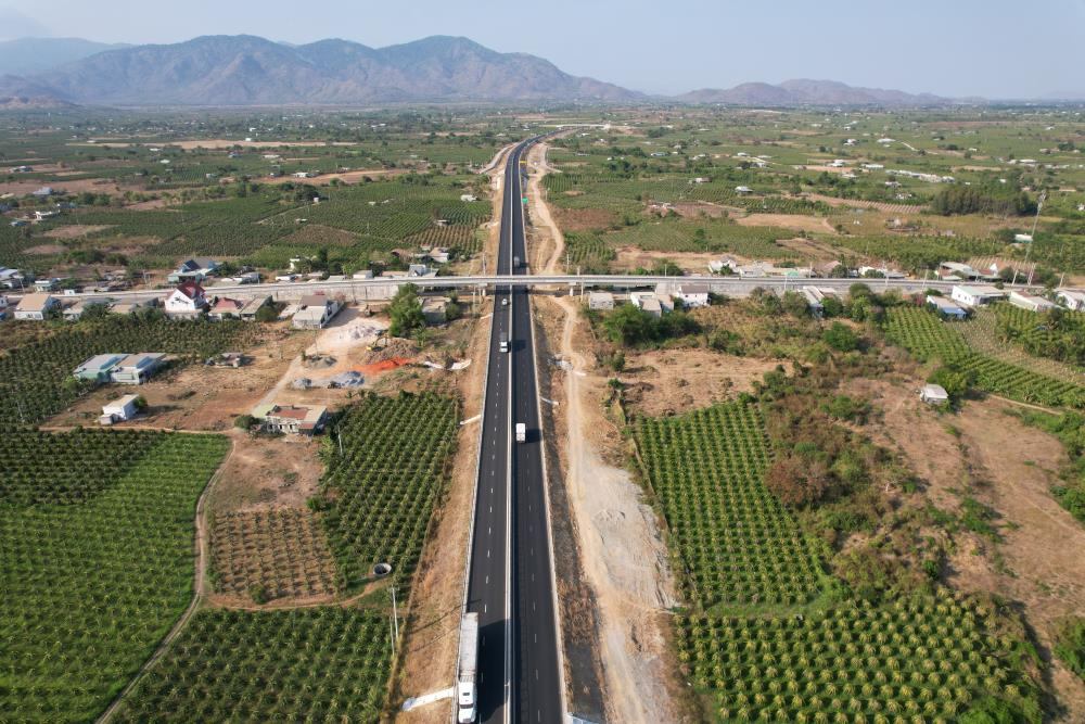 Một đoạn cao tốc Vĩnh Hảo - Phan Thiết qua xã Mương Mán, huyện Hàm Thuận Nam, Bình Thuận. Ảnh: Duy Tuấn