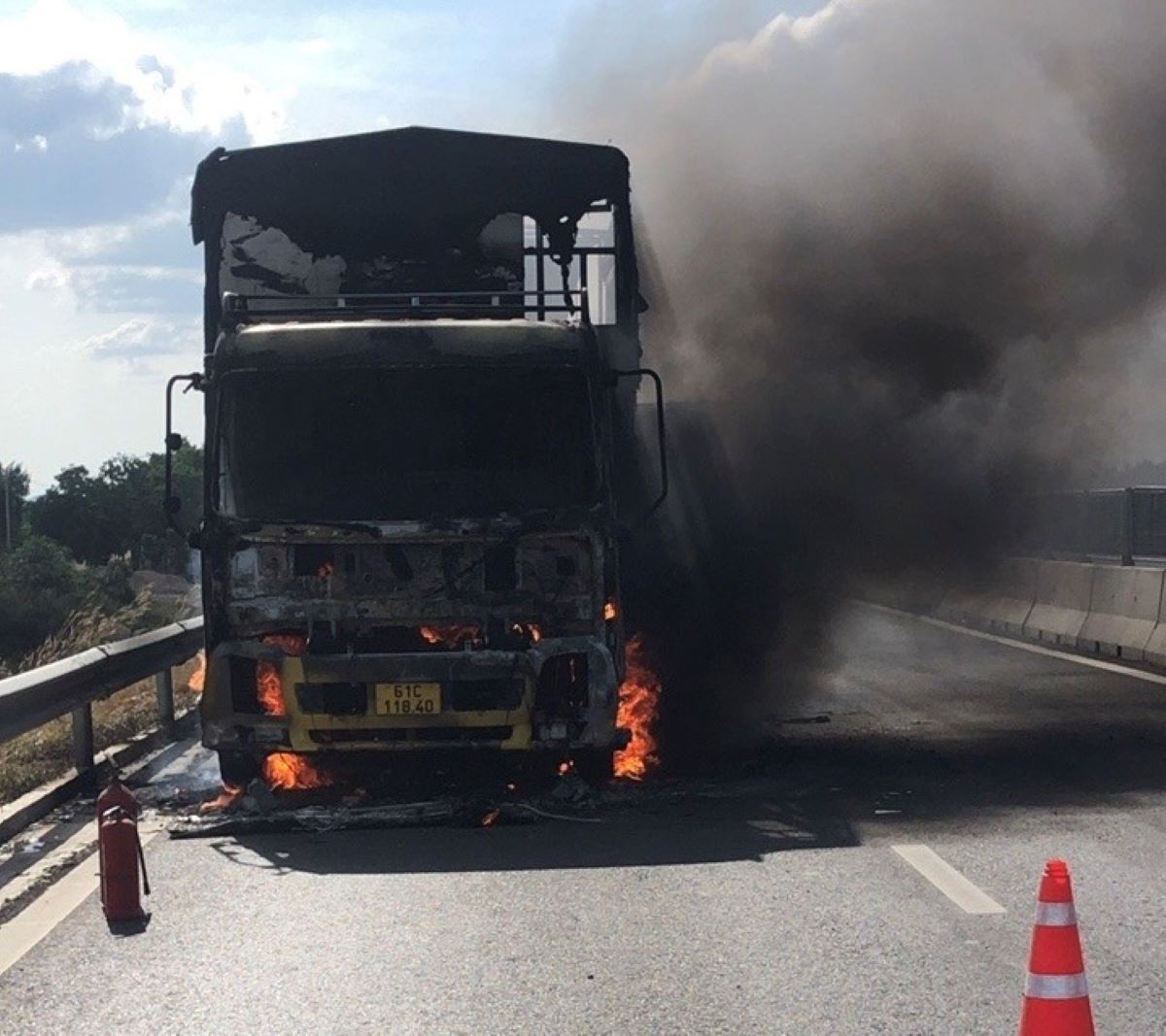 Cháy xe trên cao tốc Vĩnh Hảo - Phan Thiết gây ảnh hưởng đến mặt nhựa đường. Ảnh: Duy Tuấn