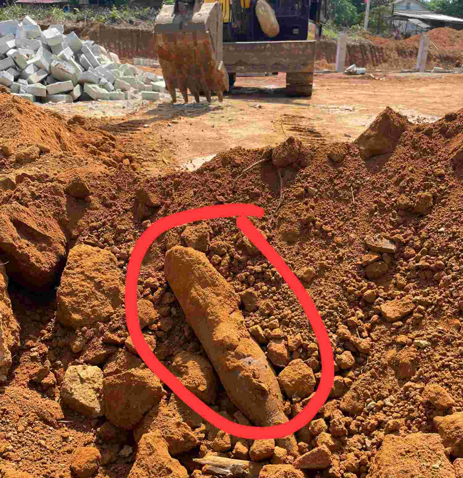 Phát hiện quả đạn còn nguyên đầu nổ. Ảnh: Quảng An.