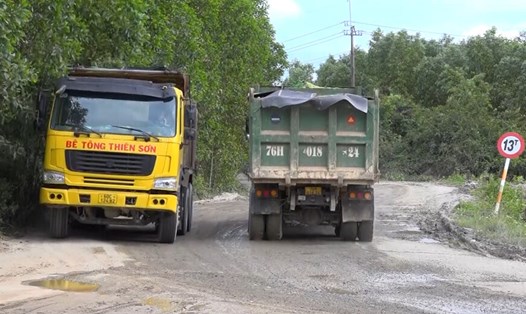 Xe tải chở đá lưu thông qua tuyến đường dân sinh ở xã Bình Chánh với mật độ dày, khiến đường xuống cấp nghiêm trọng. Ảnh: Viên Nguyễn