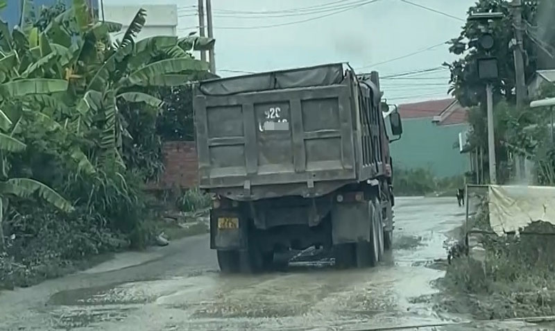 Những đoàn xe tải chở đá lưu thông qua tuyến đường dân sinh ở xã Bình Chánh gây hư hỏng mặt đường, phát tán bụi bặm, khiến người dân rất khổ sở. Ảnh: Viên Nguyễn 