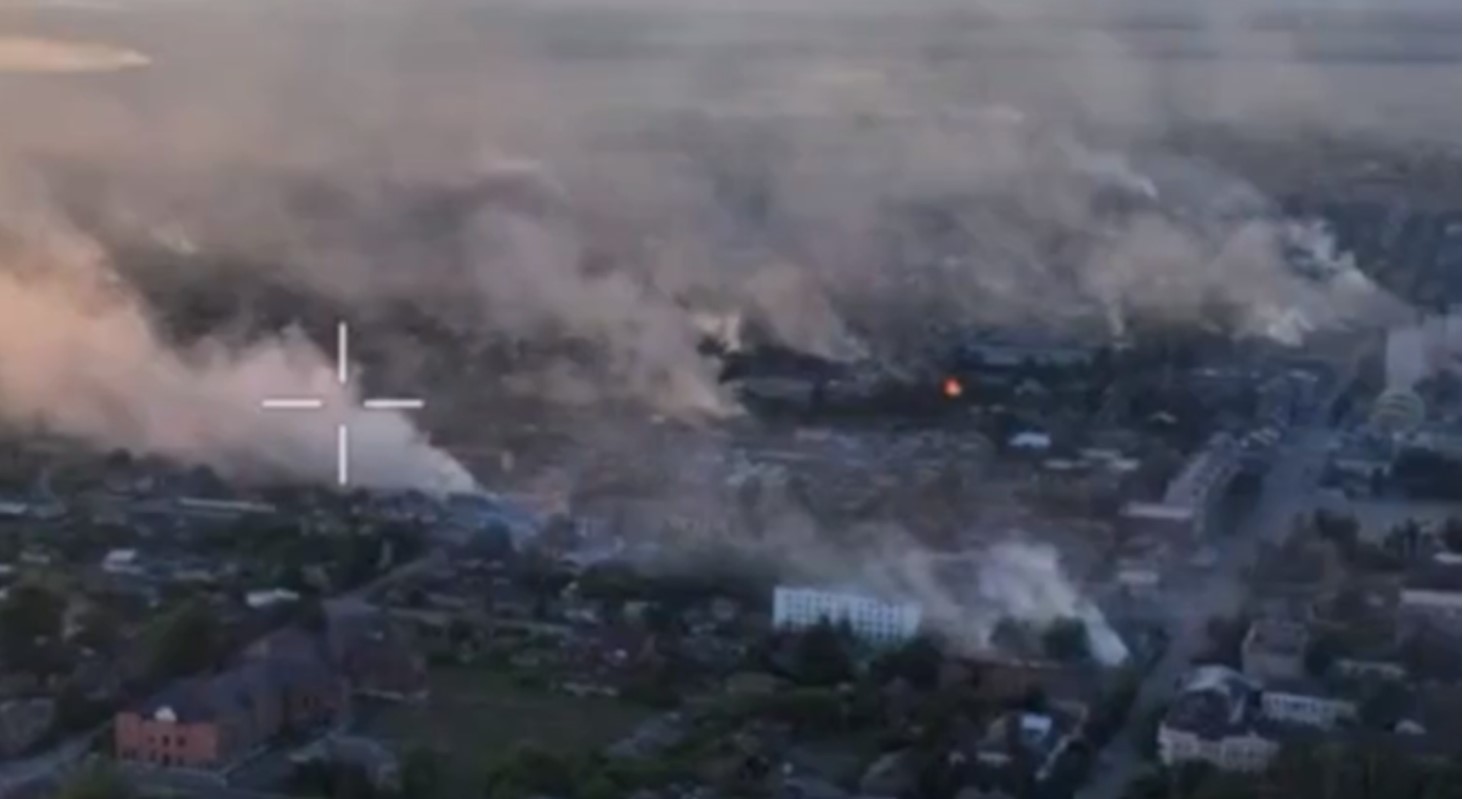 Khói bốc lên cao ở Vovchansk. Ảnh chụp màn hình Sky News
