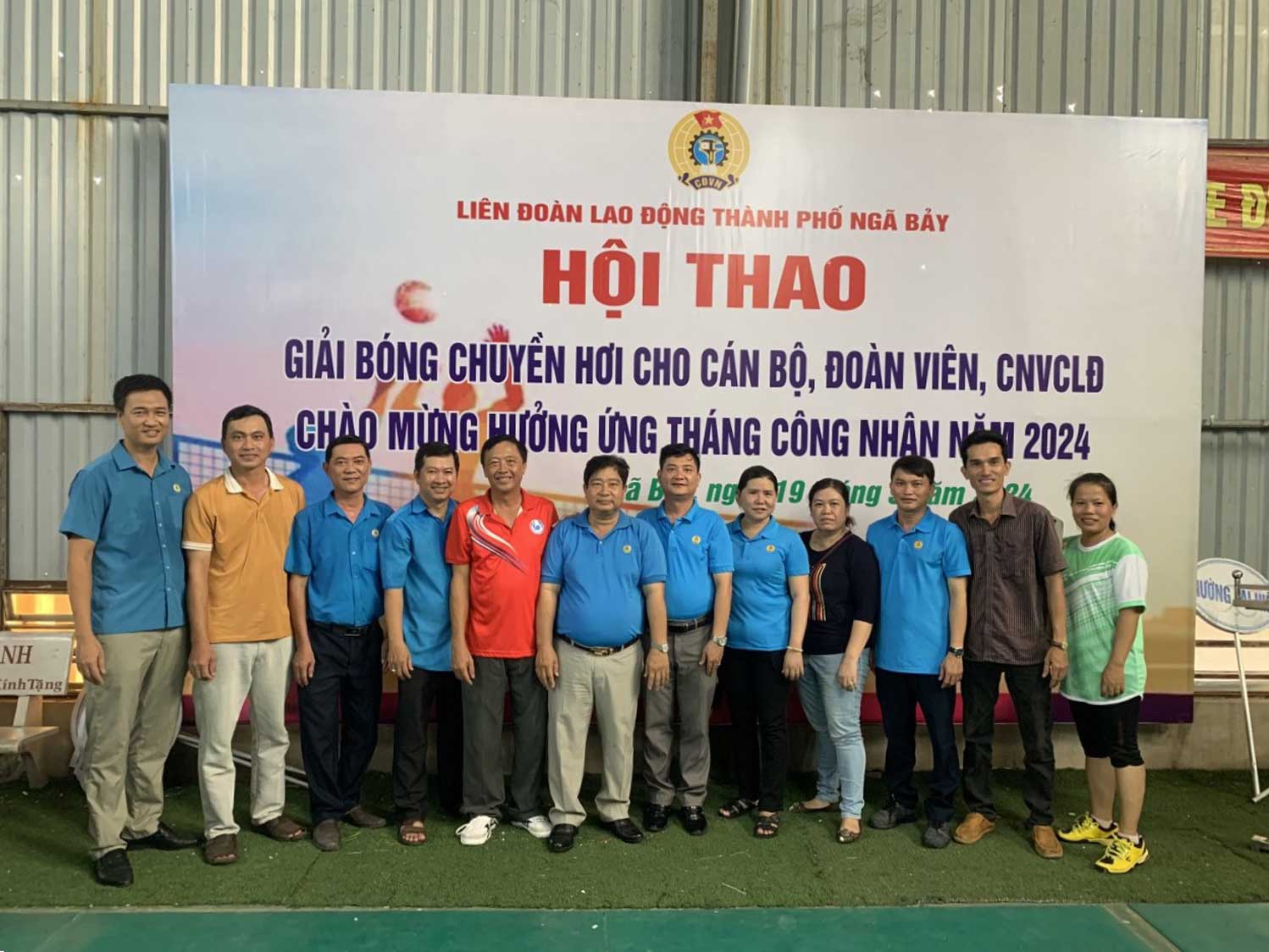 Hội thao giải bóng chuyền hơi cho cán bộ, đoàn viên, công nhân, viên chức lao động. Ảnh: LĐLĐ TP Ngã Bảy