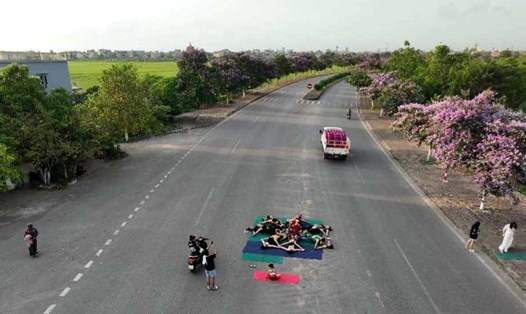 Hình ảnh nhóm phụ nữ tập yoga tạo dáng chụp ảnh giữa đường ở Thái Bình gây phản cảm. Ảnh: Bạn đọc cung cấp