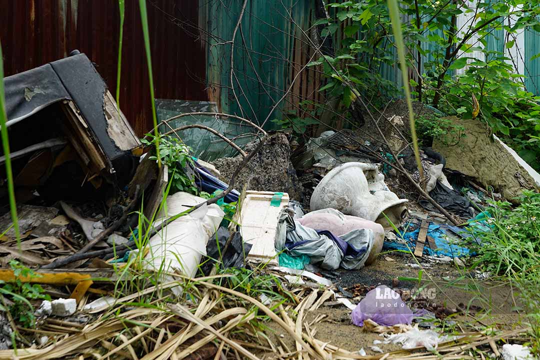 Theo ông Nguyễn Văn Tùng (trú tại phường Yên Sở) cho biết, tuy đã được dọn dẹp nhưng chỉ vài ngày sau các đối tượng lại tiếp tục xả rác bừa bãi tại đây.