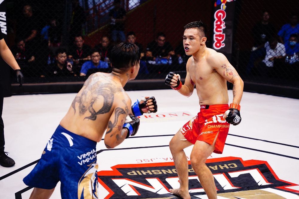 Đinh Quốc Dũng (đỏ) thắng tính điểm Trần Ngọc Lâm hạng 60kg ở MMA LION Championship 13. Ảnh: MMA

