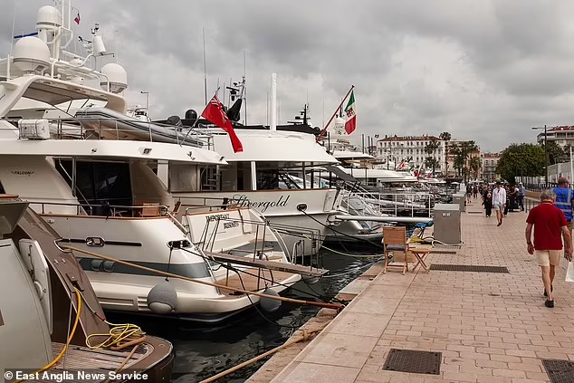 Những chiếc du thuyền đậu kín cảng ở Cannes để phục vụ những bữa tiệc xa hoa của khách tham dự liên hoan phim. Ảnh: Daily Mail