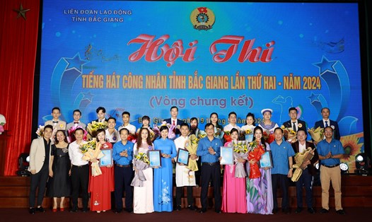 Lãnh đạo Liên đoàn Lao động tỉnh Bắc Giang, Ban tổ chức, Ban giám khảo  trao giải tới các thí sinh. Ảnh: Quyết Chiến 