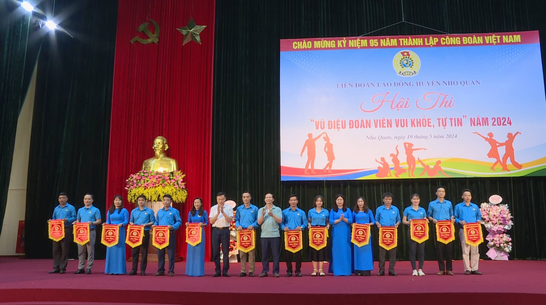 Ban tổ chức tặng cờ lưu niệm có các đội tuyển tham gia hội thi. Ảnh: Nguyễn Trường