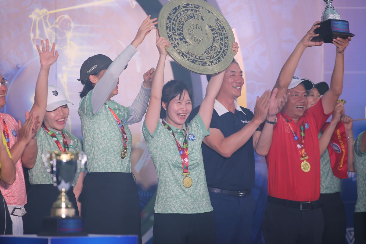 Đội Hiệp hội Golf Quảng Nam vô địch đồng đội nữ. Ảnh: Anh Quang