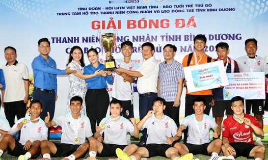 Đội bóng đá  Đoàn Thanh niên Công ty Cổ phần Cao su Phước Hòa nhận cúp vô địch. Ảnh: Ban tổ chức 