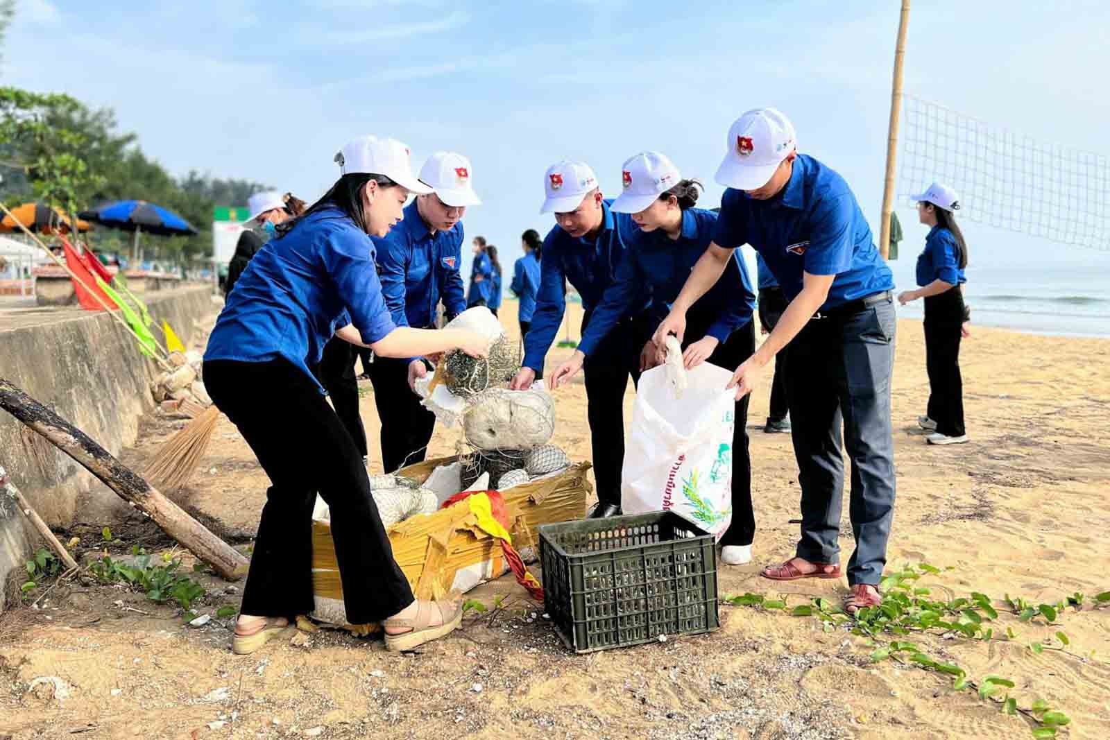 Hoạt động thu gom rác tại bãi biển Thiên Cầm. Ảnh: Đoàn Tuấn