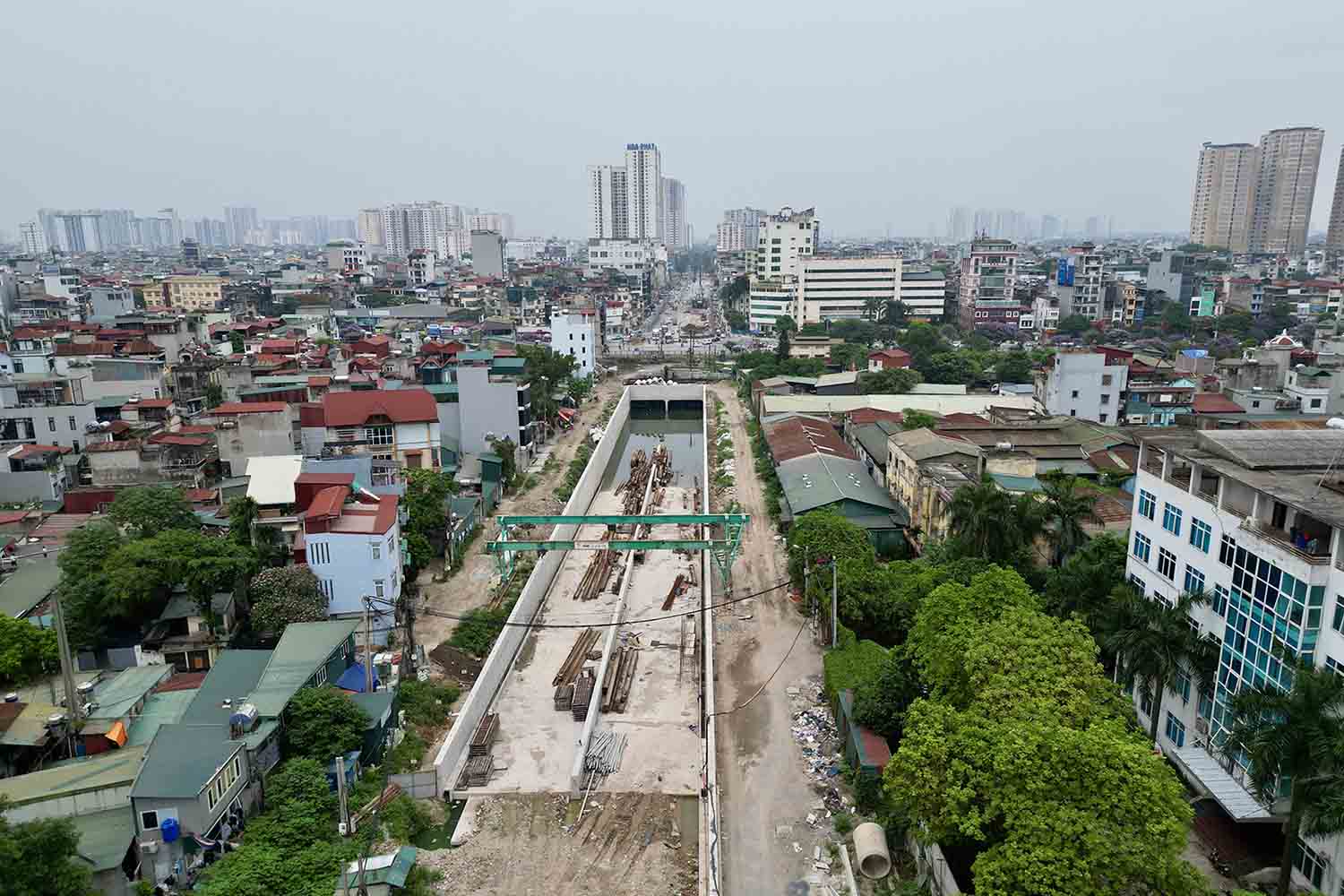 dự án được chia thành 3 vùng gồm vùng phía Đầm Hồng, vùng đường sắt và vùng phía Kim Đồng.  Đến nay tổng thể dự án đạt sản lượng gần 45%. Trong đó hạng mục hầm chui phía Đầm Hồng đã cơ bản hoàn thành.