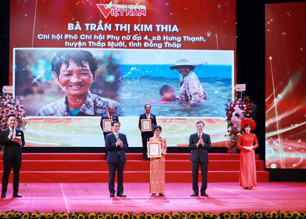 Bà Trần Thị Kim Thia - Chi hội Phó Chi hội Phụ nữ ấp 4, xã Hưng Thạnh, huyện Tháp Mười, tỉnh Đồng Tháp được vinh danh tại Chương trình Vinh quang Việt Nam năm 2024.