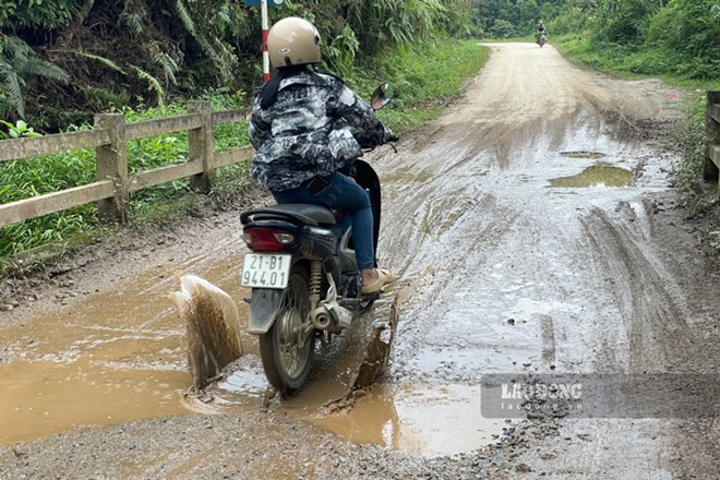 Một đường liên xã ở Yên Bái xuống cấp, người dân mỏi mòn đợi tu sửa