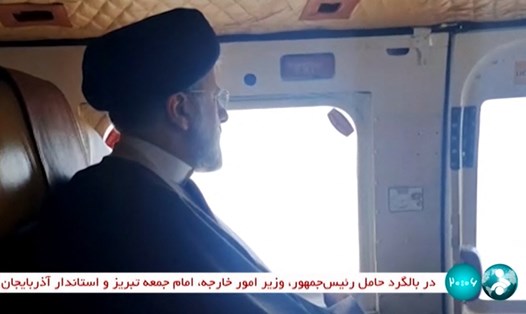 Hình ảnh Tổng thống Iran Ebrahim Raisi trên một chiếc trực thăng ở vùng Jolfa thuộc tỉnh phía tây Đông Azerbaijan do truyền hình nhà nước Iran IRINN phát hành vào ngày 19.5.2024. Ảnh: AFP