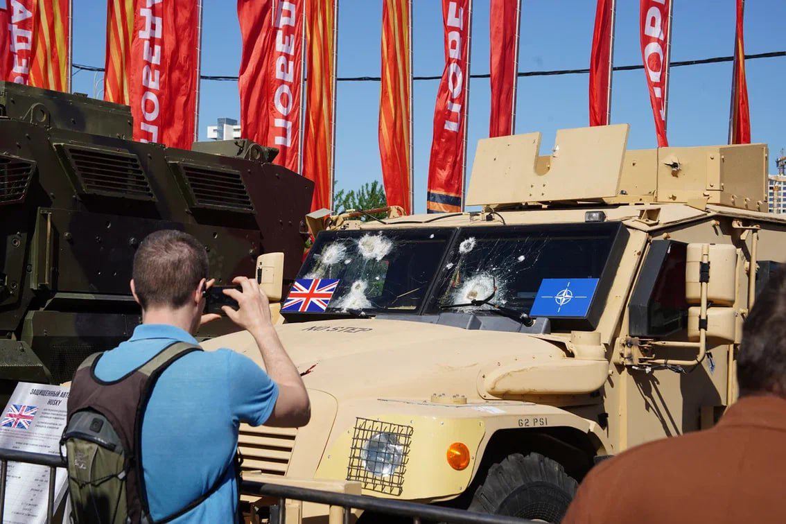 Bộ Quốc phòng Nga cho biết, triển lãm trưng bày tổng cộng 32 xe chiến lợi phẩm mà Nga thu giữ từ lực lượng Ukraina,. Ảnh: RT/Bộ Quốc phòng Nga