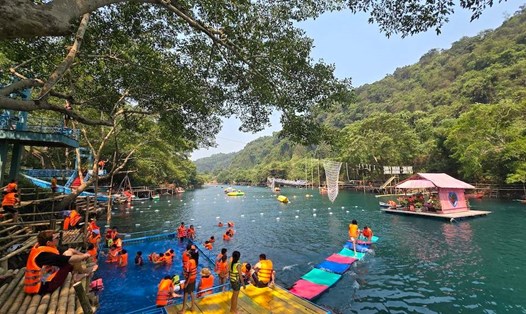 Hơn 41.000 khách du lịch đến với Vườn Quốc gia Phong Nha - Kẻ Bàng dịp lễ 30.4-1.5. Ảnh: H. Việt