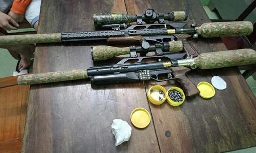 Tang vật là súng tự chế và đạn chì được Công an huyện Phong Điền (Thừa Thiên - Huế) thu giữ. Ảnh: Tiến Dũng

