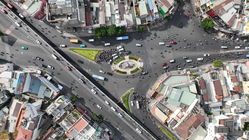 Sáng ngày 2.5, ghi nhận của phóng viên Lao Động, tình hình giao thông trên các tuyến đường ở TPHCM, các phương tiện đi lại khá đông nhưng không xảy ra ùn tắc.