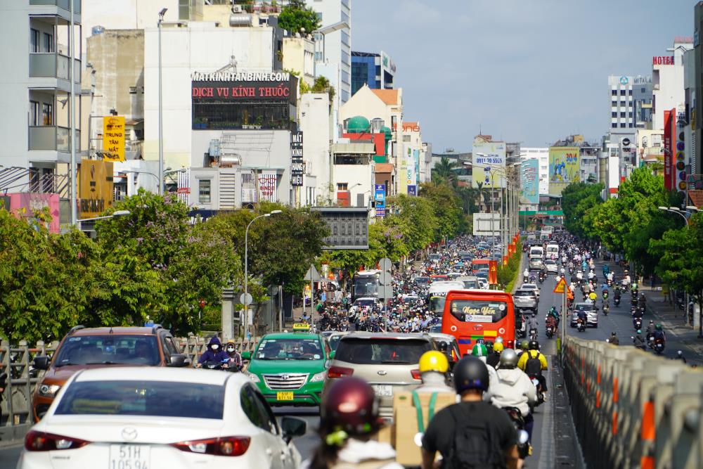 Một đoạn từ đường Trường Chinh rẽ vào đường Cộng Hòa hướng về trung TPHCM phương tiện khá đông nên xảy ra ùn ứ nhẹ. 