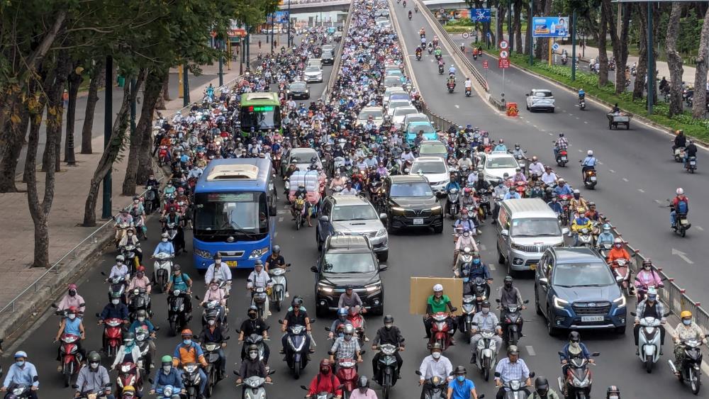 Tuyến đường Hoàng Minh Giám (quận Phú Nhuận) thường ngày là điểm đen kẹt xe vào khung giờ cao. Tuy nhiên, sau kì nghỉ lễ khu vực này lưu lượng xe đông, nhưng không ùn tắc. Một lực lượng điều tiết giao thông cho biết: “Ngày đầu làm việc sau kỳ nghỉ lễ, tại khu vực này từ 7h-9h vẫn không ùn tắc. Trong khi đó ngày bình thường vào giờ cao điểm, nhiều hôm kẹt xe kéo dài cả km”.