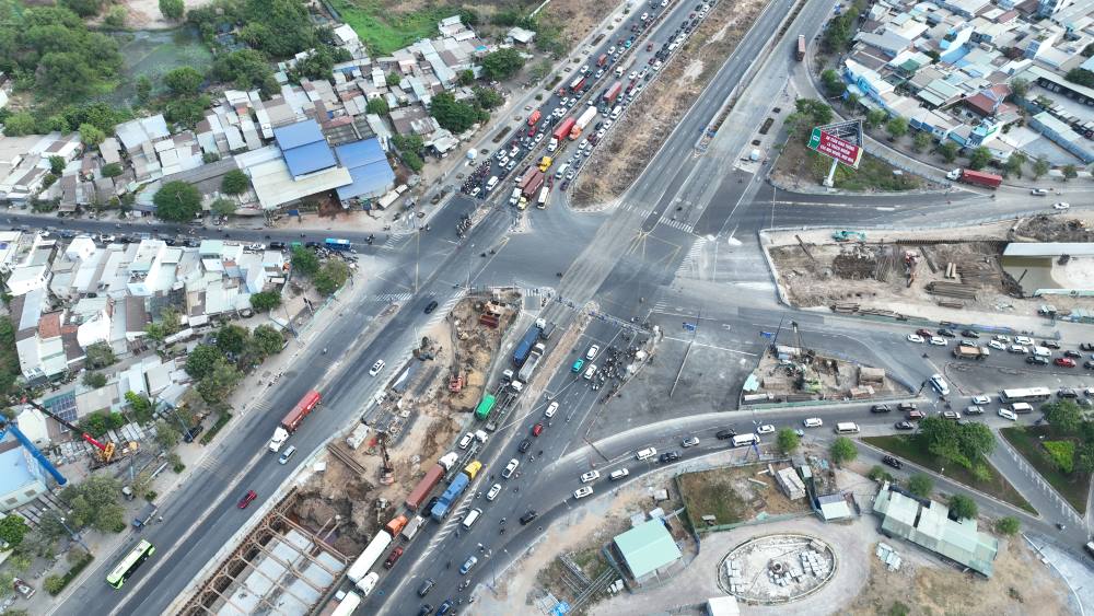 Nút giao An Phú (TP Thủ Đức) trước lễ xảy ra ùn tắc cục bộ vào những khung giờ cao điểm, tuy nhiên ghi nhận vào khoảng 8h hôm nay tình hình giao thông ổn định, các phương tiện lưu thông thuận tiện hơn.  Anh Trọng Nghĩa (TP Thủ Đức) cho hay: “Tôi sợ kẹt xe nên tranh thủ đi sớm, nhưng không ngờ qua đây lại thông thoáng hơn ngày thường, Tôi nghĩ một số người vẫn còn chơi lễ cho hết tuần này nên chưa vào lại thành phố do đó, đường sá đỡ kẹt xe”, anh Nghĩa nói. 