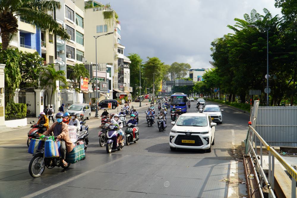 Nhiều phương khi di chuyển đến gần cầu vượt đã nhanh chóng giảm tốc độ do bề mặt cầu được làm bằng thép, dễ xảy ra trơn trượt.