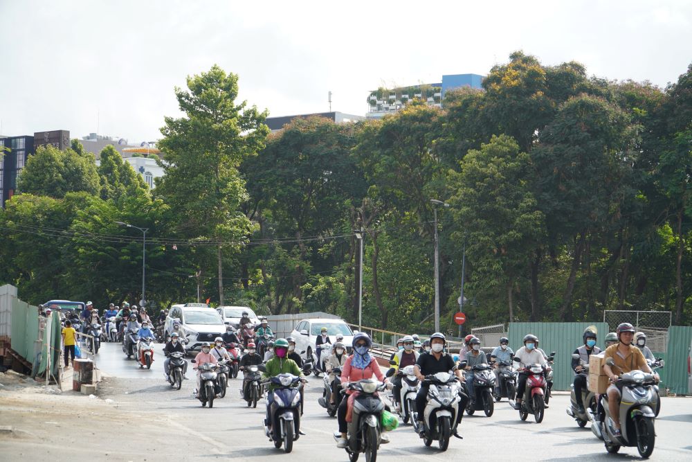 Anh Văn Long (quận Gò Vấp) cho biết khá bất ngờ đường phố sau lễ không kẹt xe, di chuyển ổn định. “Mọi khi qua đây giờ cao điểm hay xảy ra ùn ứ lắm, tuy nhiên hôm nay lại di chuyển thoải mái”, anh Long nói. 