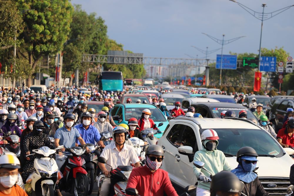 Ghi nhận khu vực đường Trường Chinh (quận Tân Phú) vào khoảng 8h lượng phương tiện về trung tâm TPHCM đông đúc, di chuyển chậm, gây ùn ứ nhẹ.