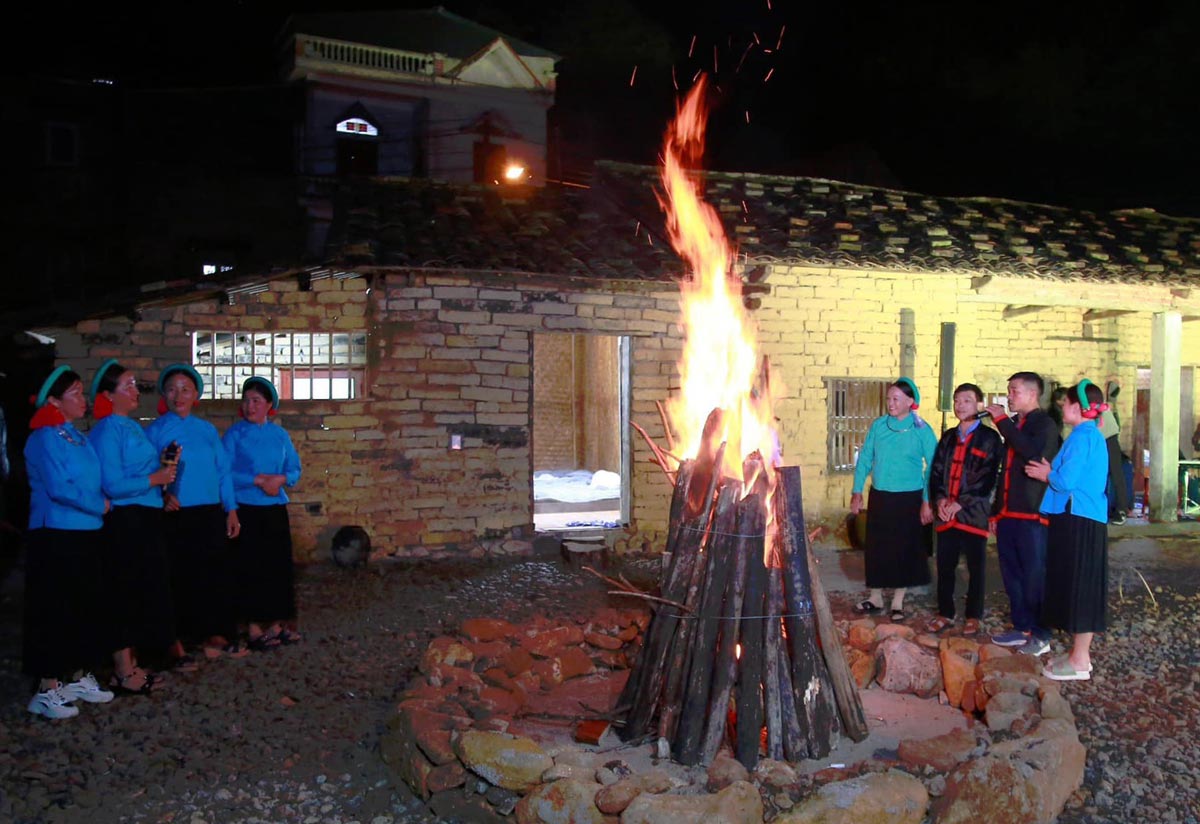 Đồng bào dân tộc Sán Chỉ biểu diễn, giao lưu văn nghệ tại Homestay Đại Dực. Ảnh: Đoàn Hưng